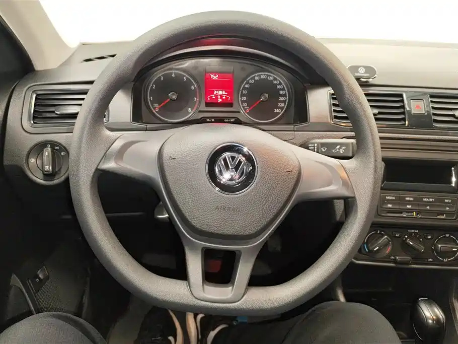 VOLKSWAGEN SANTANA 2019