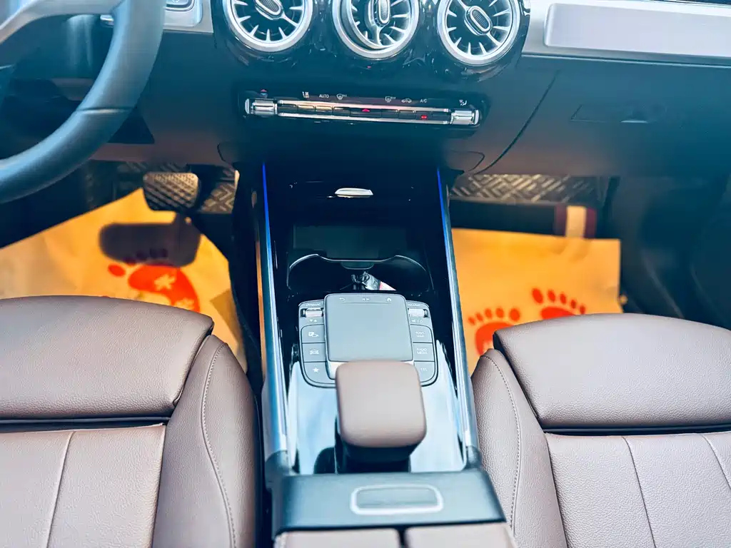 MERCEDES BENZ GLB 2024