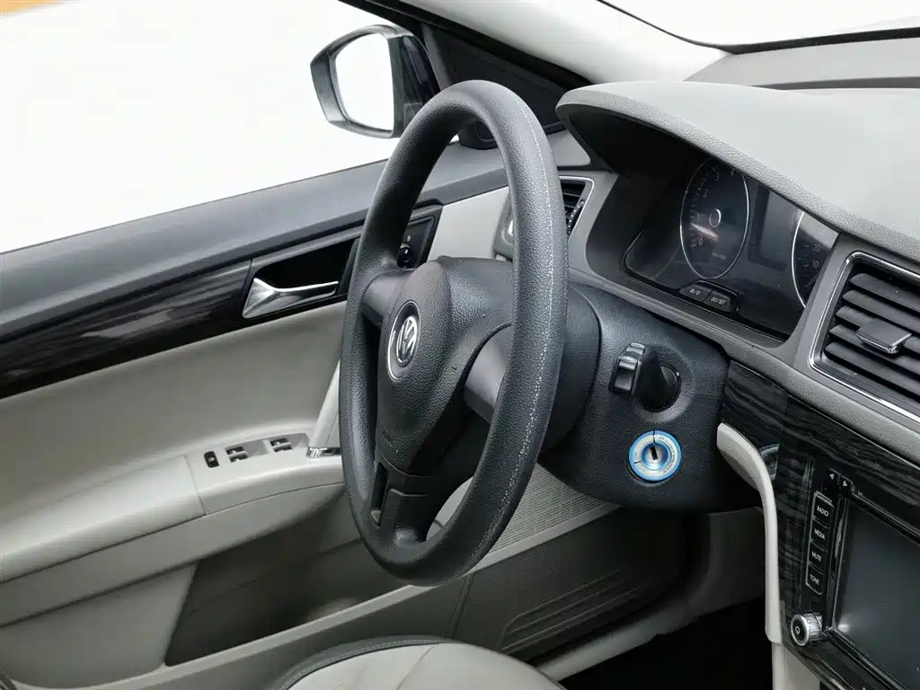 VOLKSWAGEN LAVIDA 2014