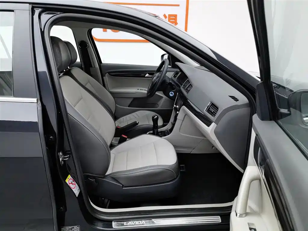VOLKSWAGEN LAVIDA 2014