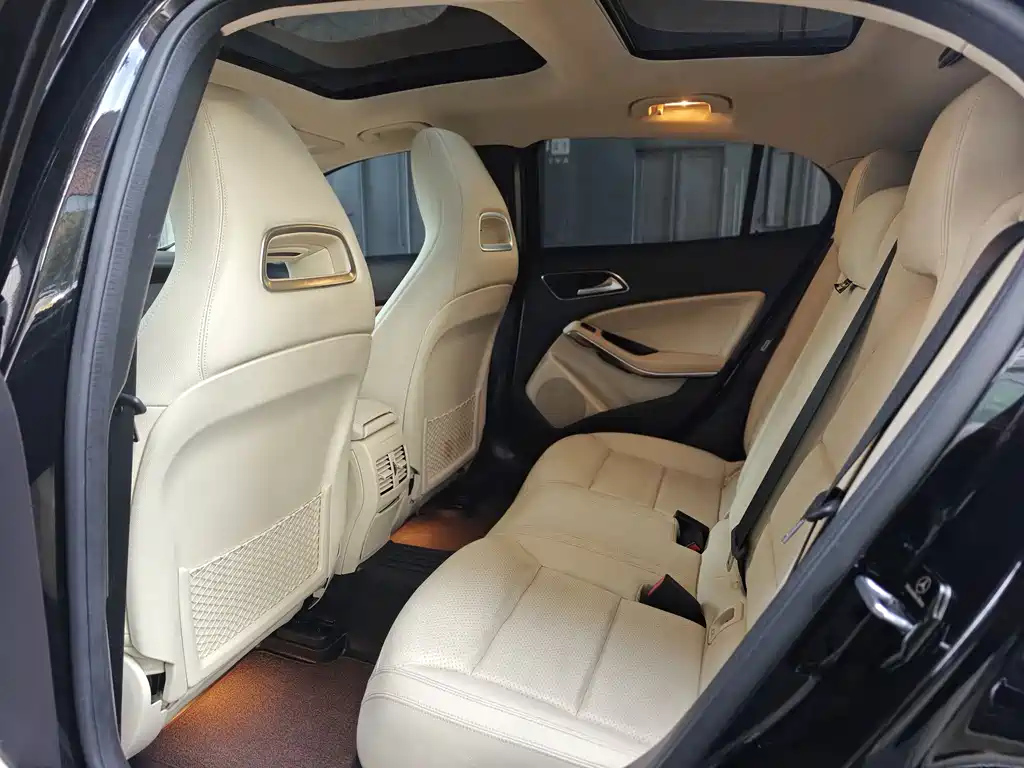 MERCEDES BENZ GLA 2021