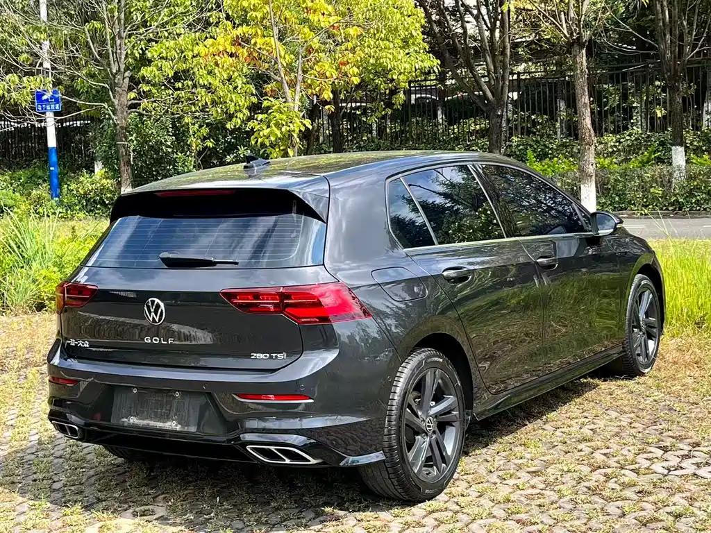 VOLKSWAGEN GOLF 2023