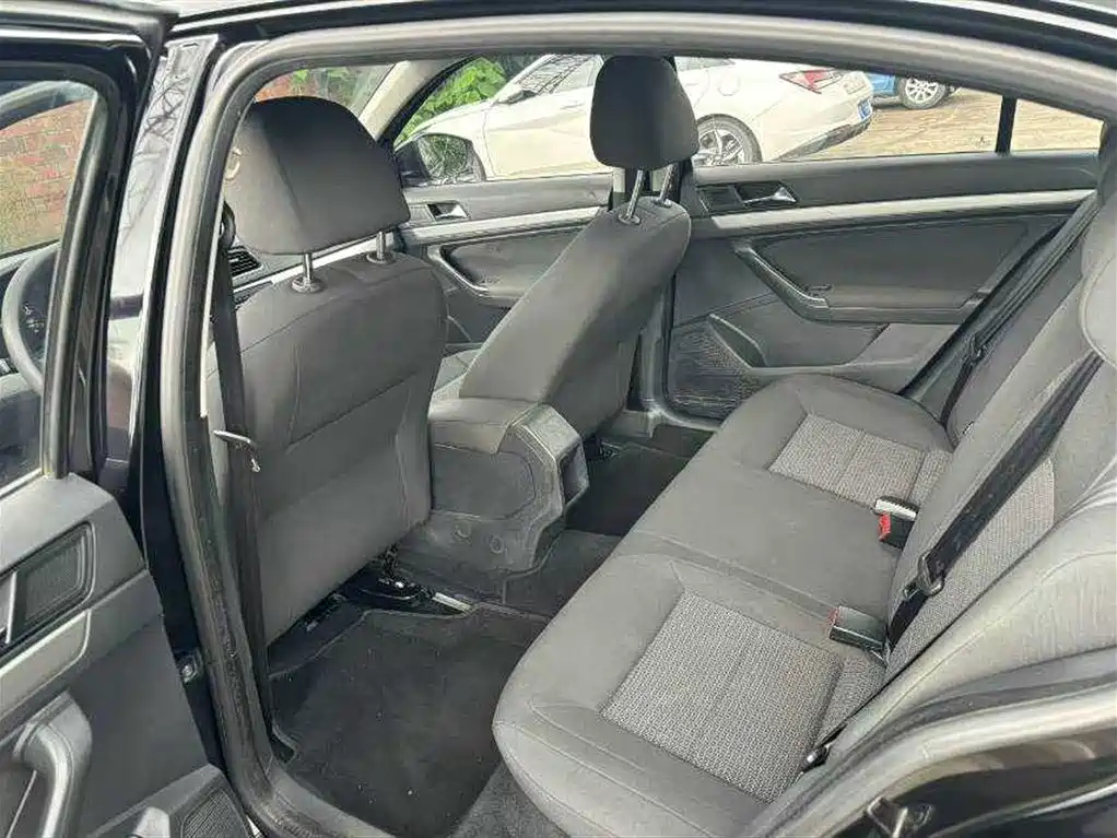 VOLKSWAGEN LAVIDA 2015