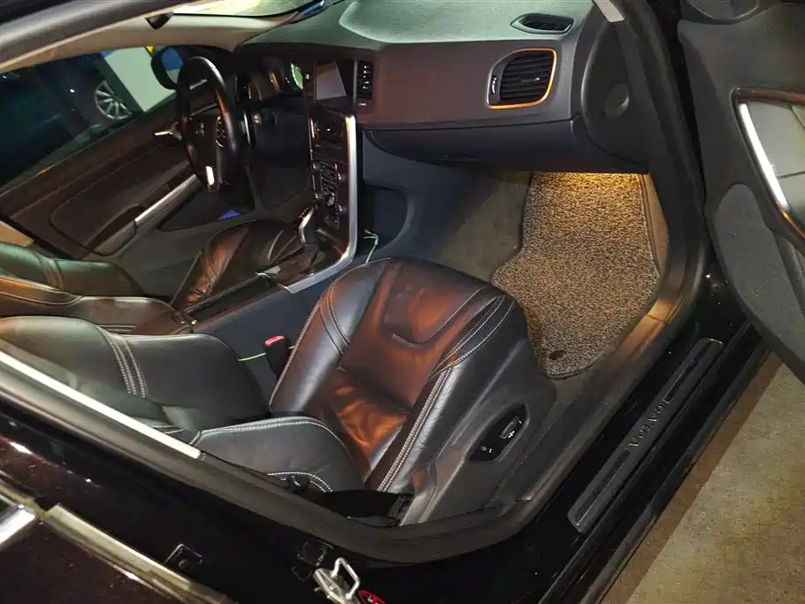VOLVO V60 2014