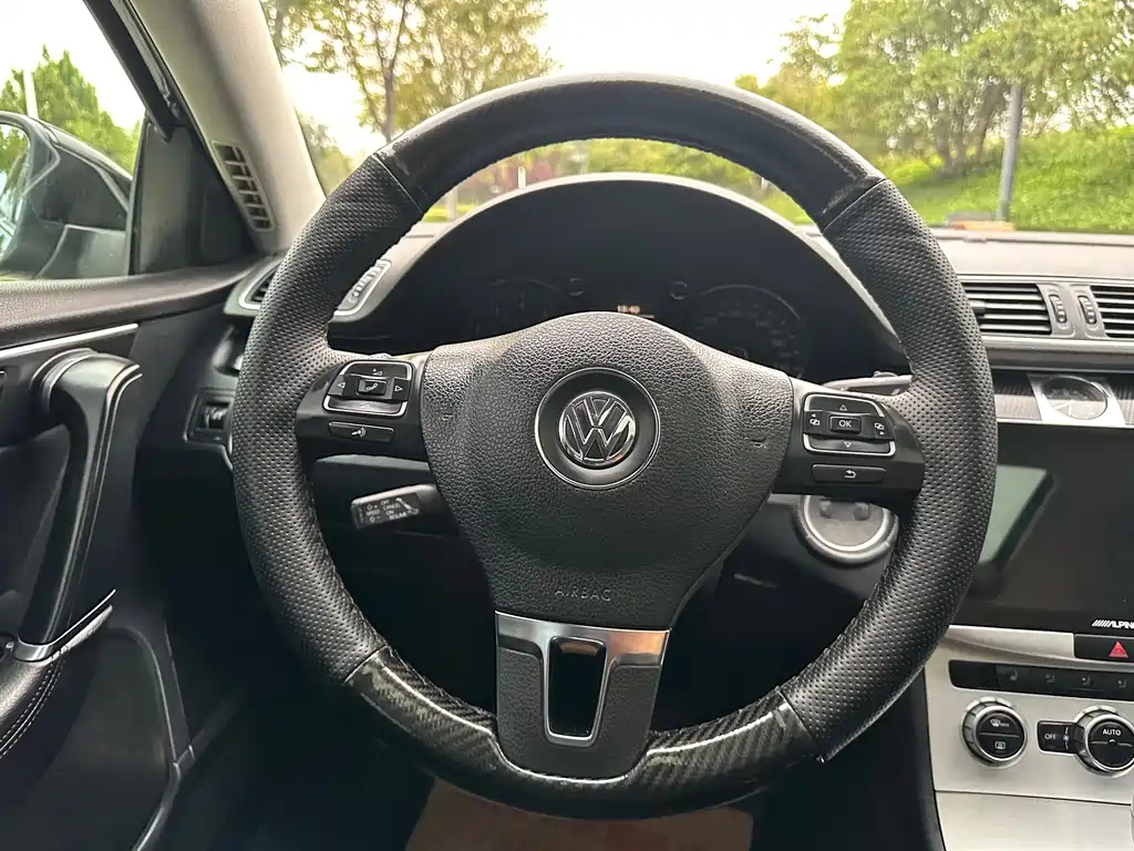 VOLKSWAGEN MAGOTAN 2012