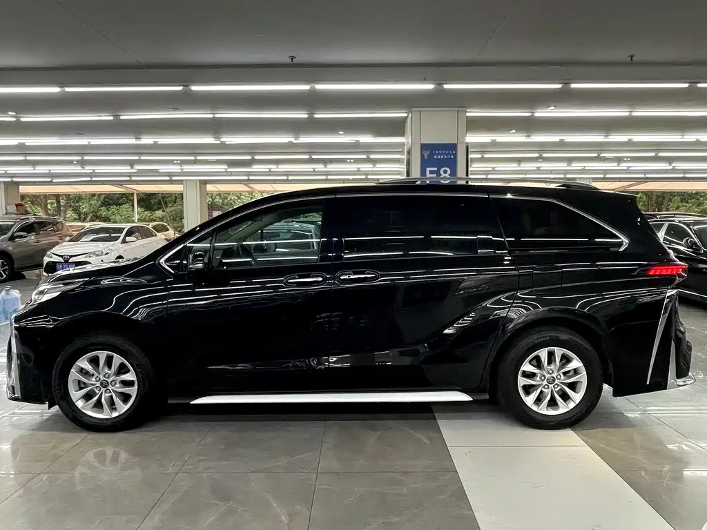 TOYOTA GRANVIA 2023