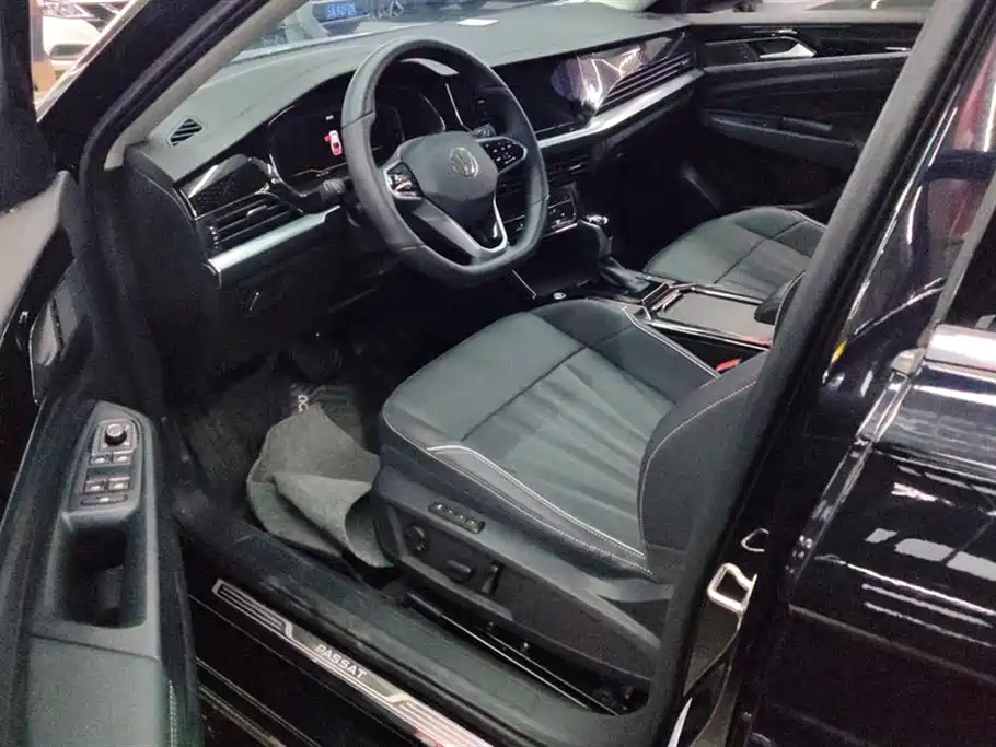 VOLKSWAGEN PASSAT 2024