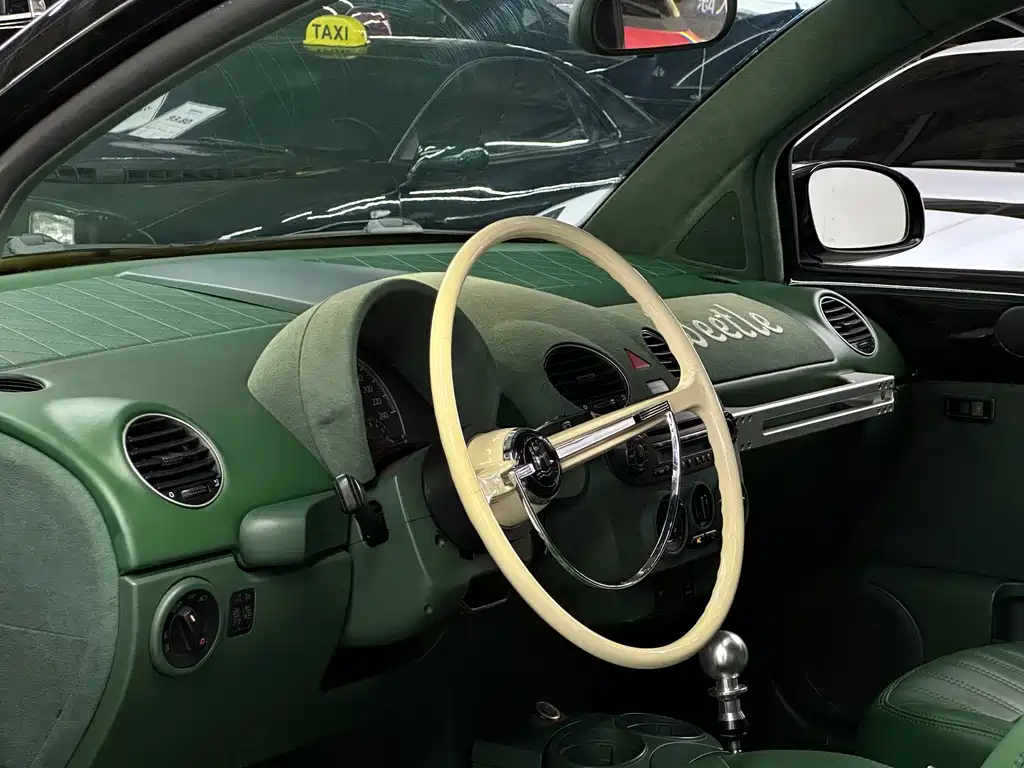 VOLKSWAGEN BEETLE 2010