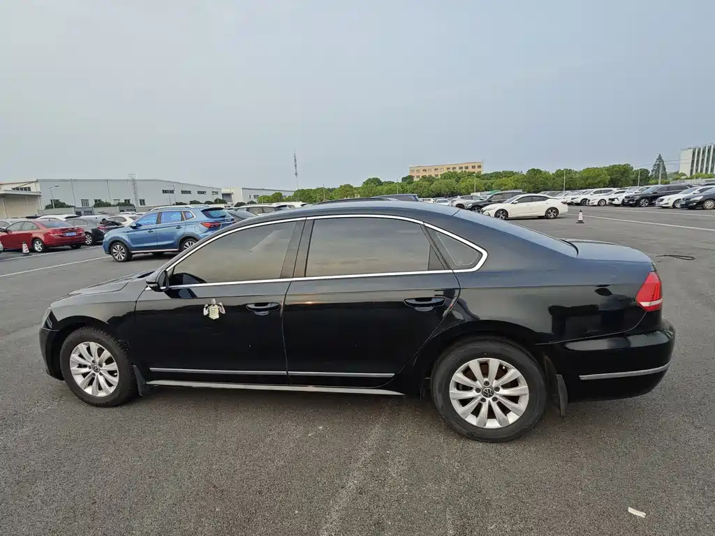 VOLKSWAGEN PASSAT 2011