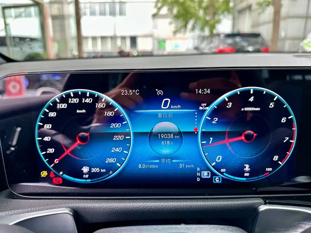 MERCEDES BENZ GLB 2023