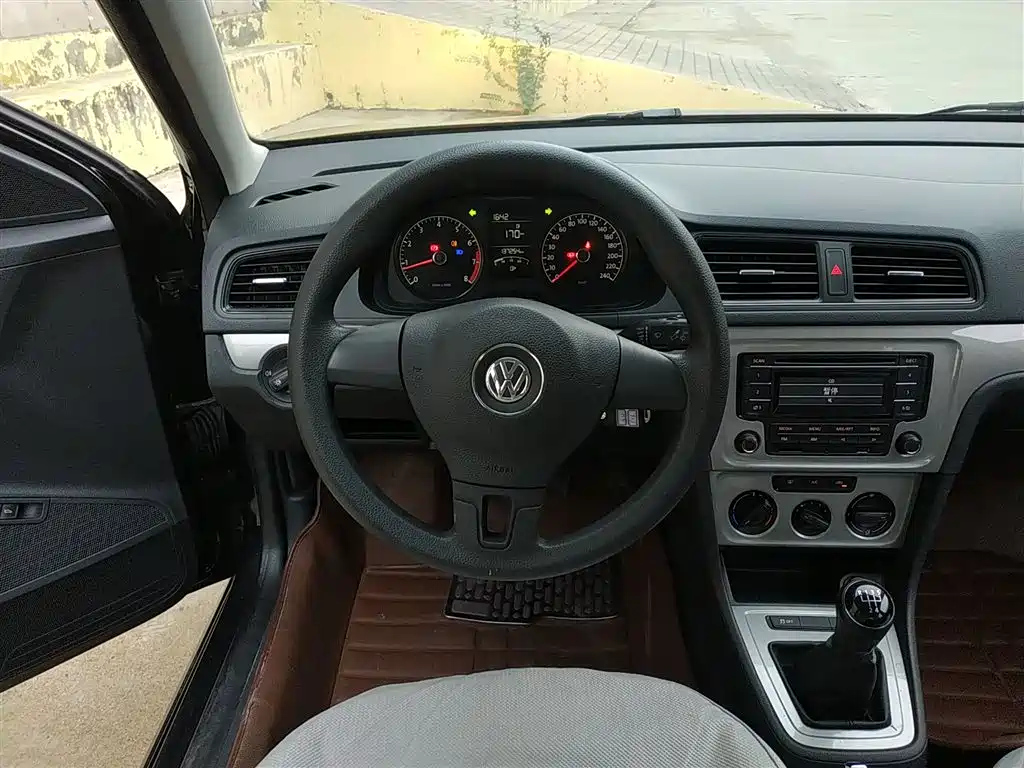 VOLKSWAGEN LAVIDA 2014