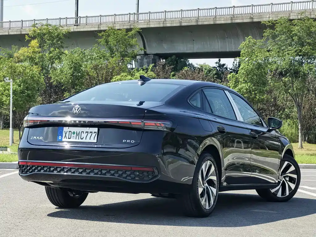 VOLKSWAGEN PASSAT 2025