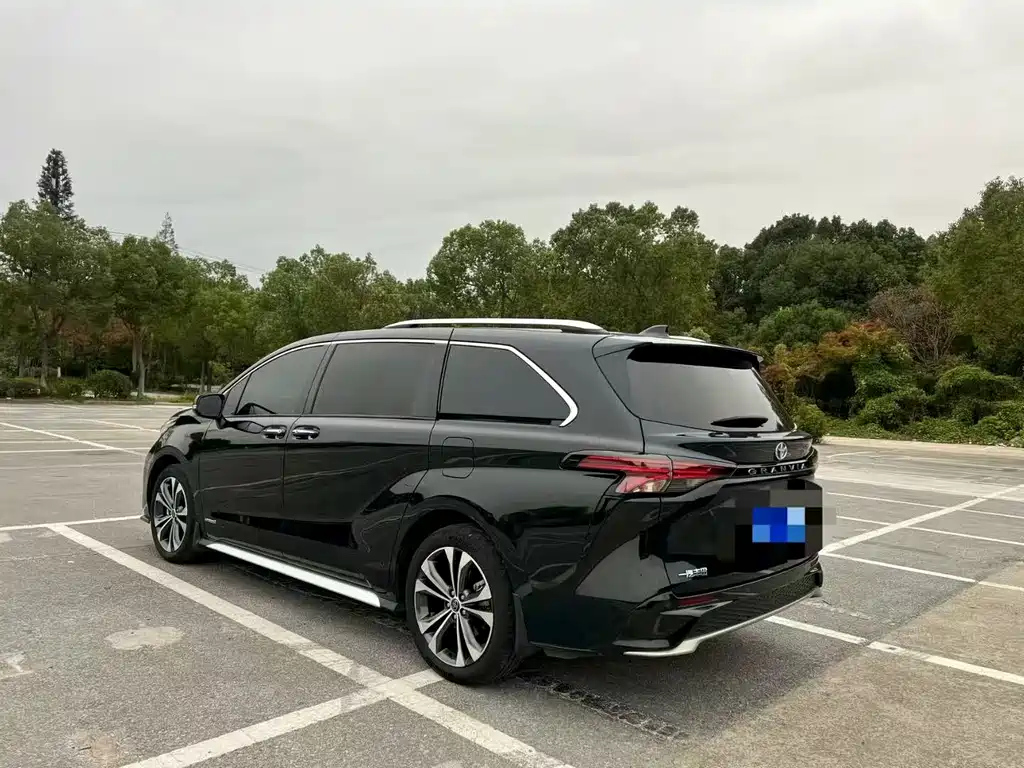 TOYOTA GRANVIA 2023