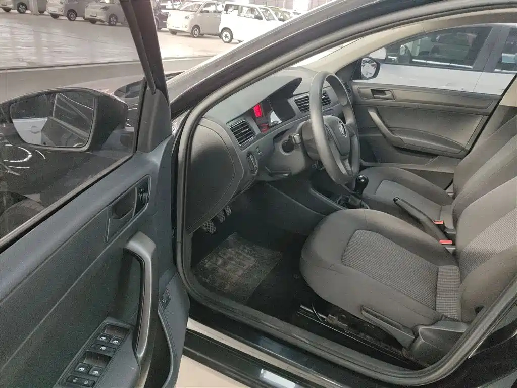 VOLKSWAGEN SANTANA 2019