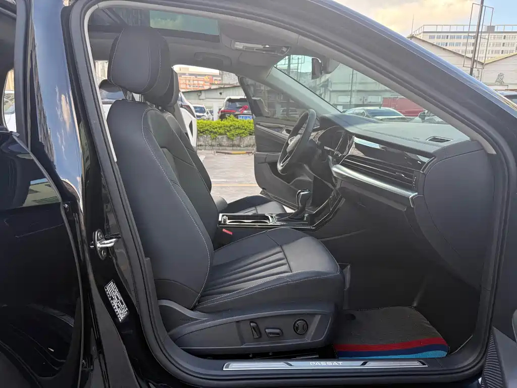 VOLKSWAGEN PASSAT 2024