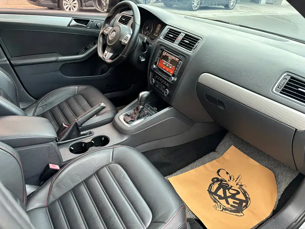 VOLKSWAGEN SAGITAR 2014