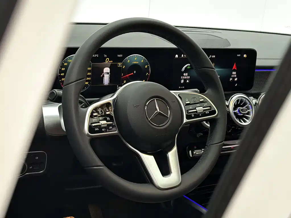 MERCEDES BENZ GLB 2023