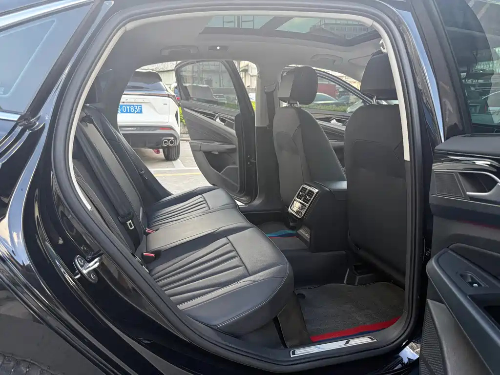 VOLKSWAGEN PASSAT 2024