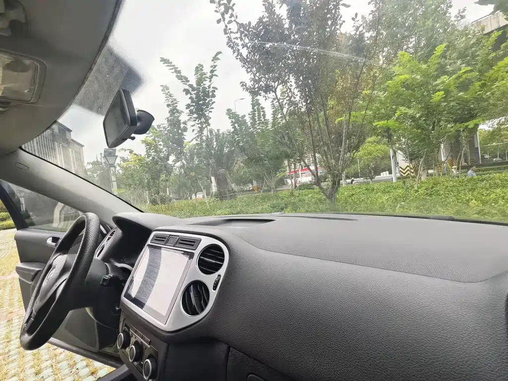 VOLKSWAGEN TIGUAN 2015