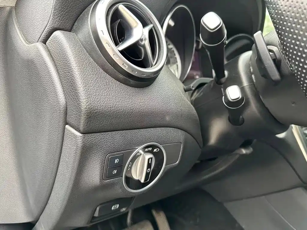 MERCEDES BENZ GLA 2015