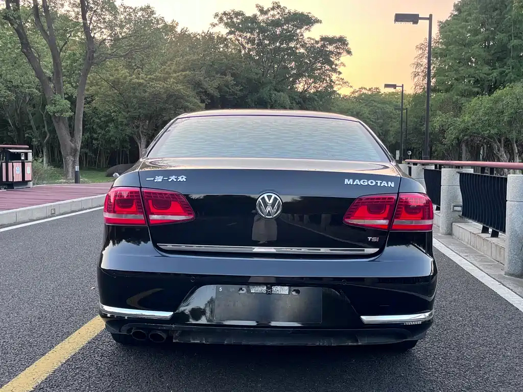 VOLKSWAGEN MAGOTAN 2012