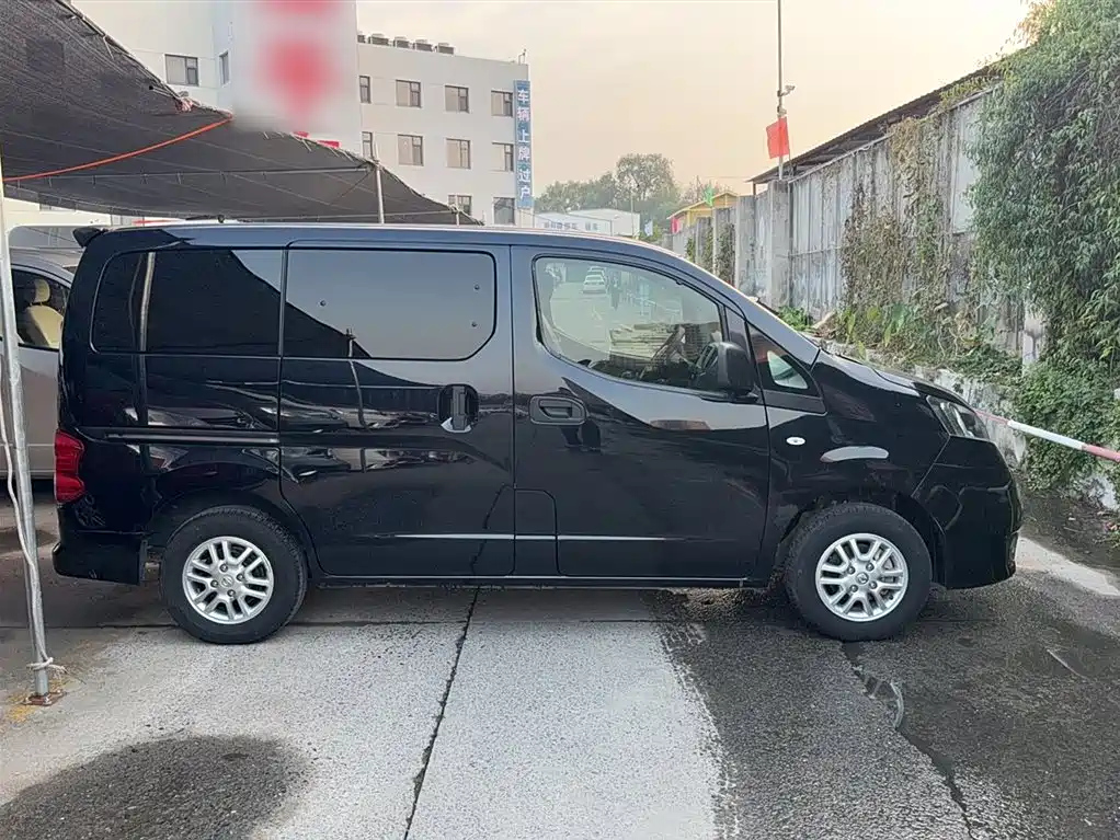 NISSAN NV200 2018