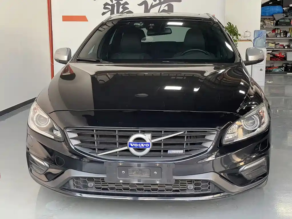 VOLVO V60 2015
