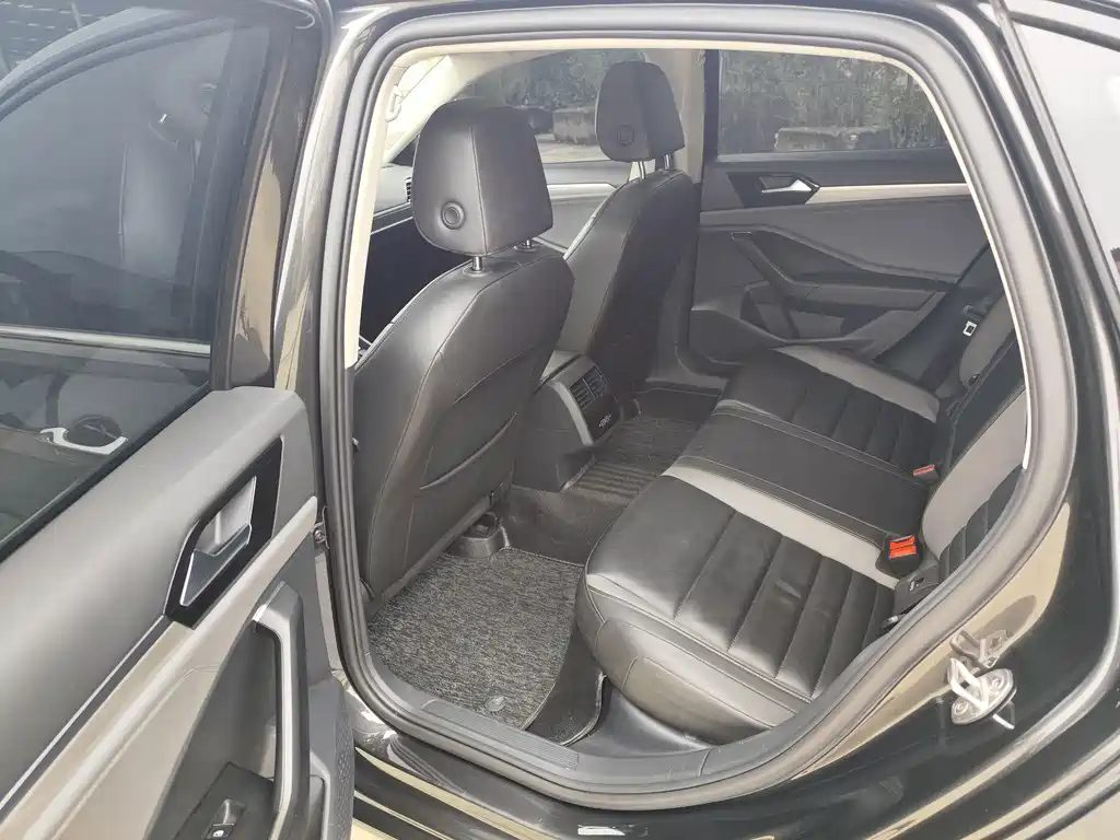 VOLKSWAGEN SAGITAR 2022