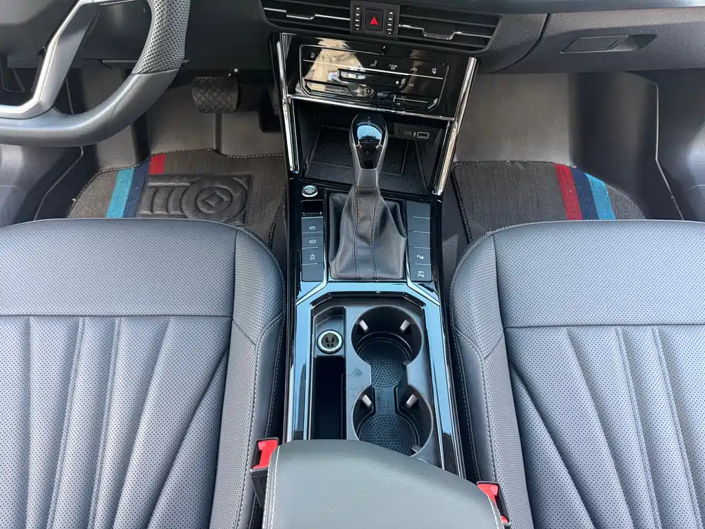 VOLKSWAGEN PASSAT 2024