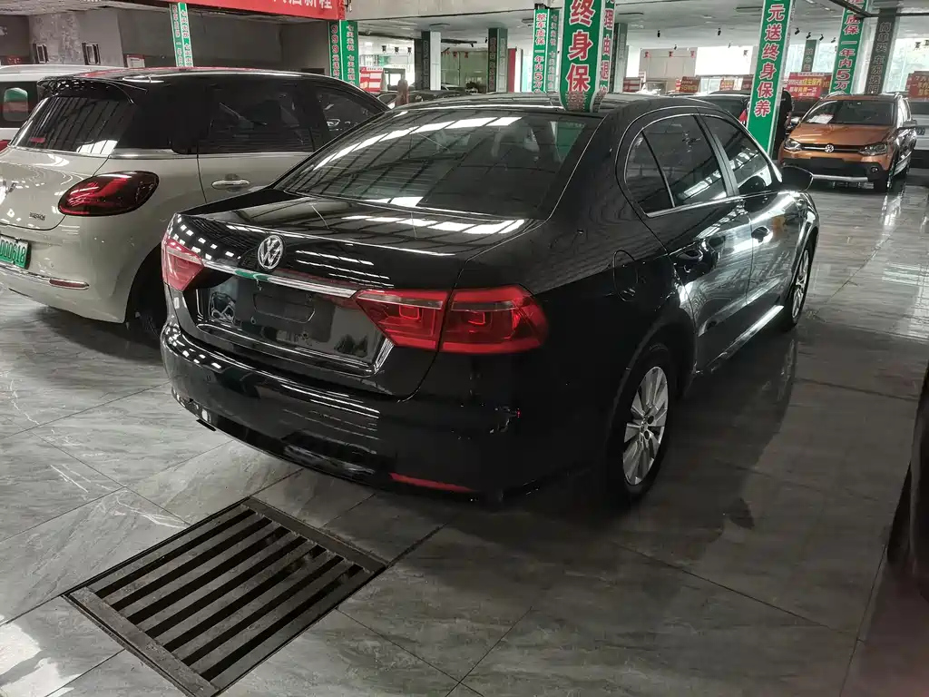 VOLKSWAGEN LAVIDA 2015