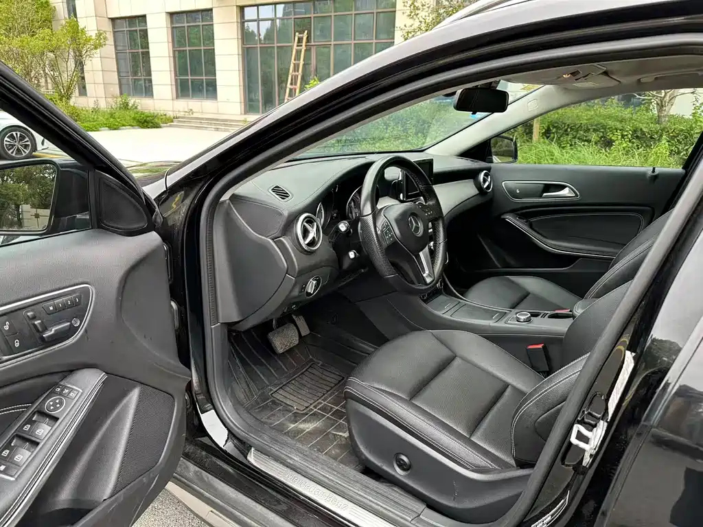 MERCEDES BENZ GLA 2015