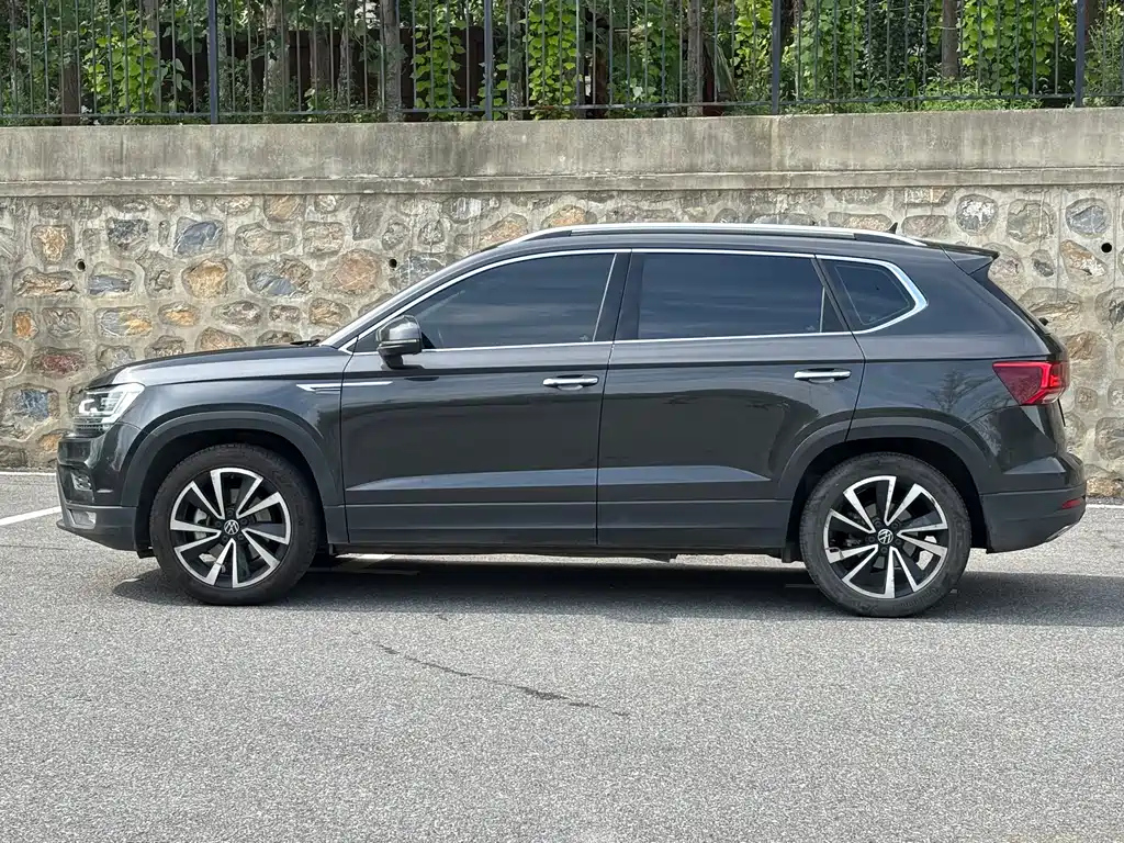 VOLKSWAGEN THARU 2021