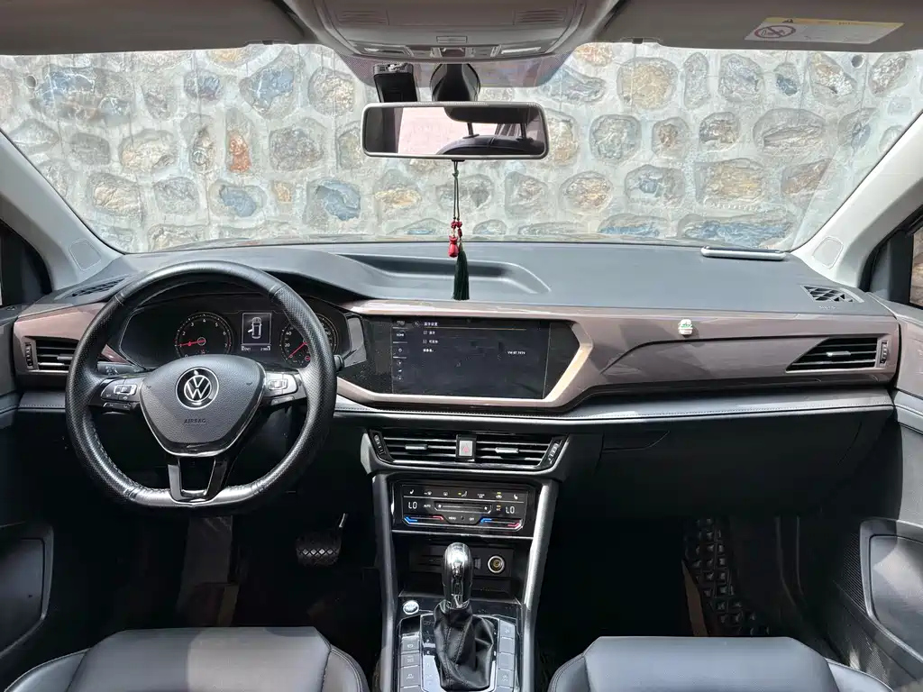 VOLKSWAGEN THARU 2021