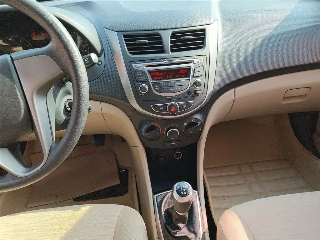HYUNDAI SOLARIS 2016