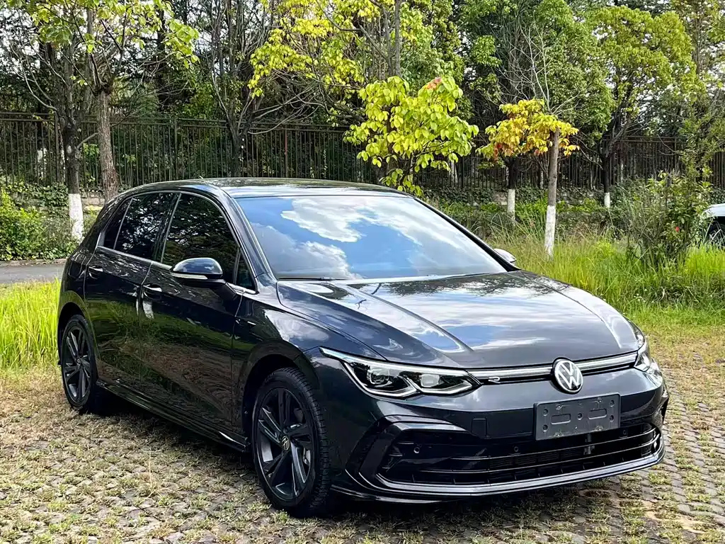 VOLKSWAGEN GOLF 2023