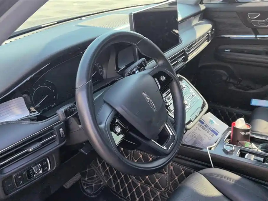 LINCOLN ADVENTURER 2020