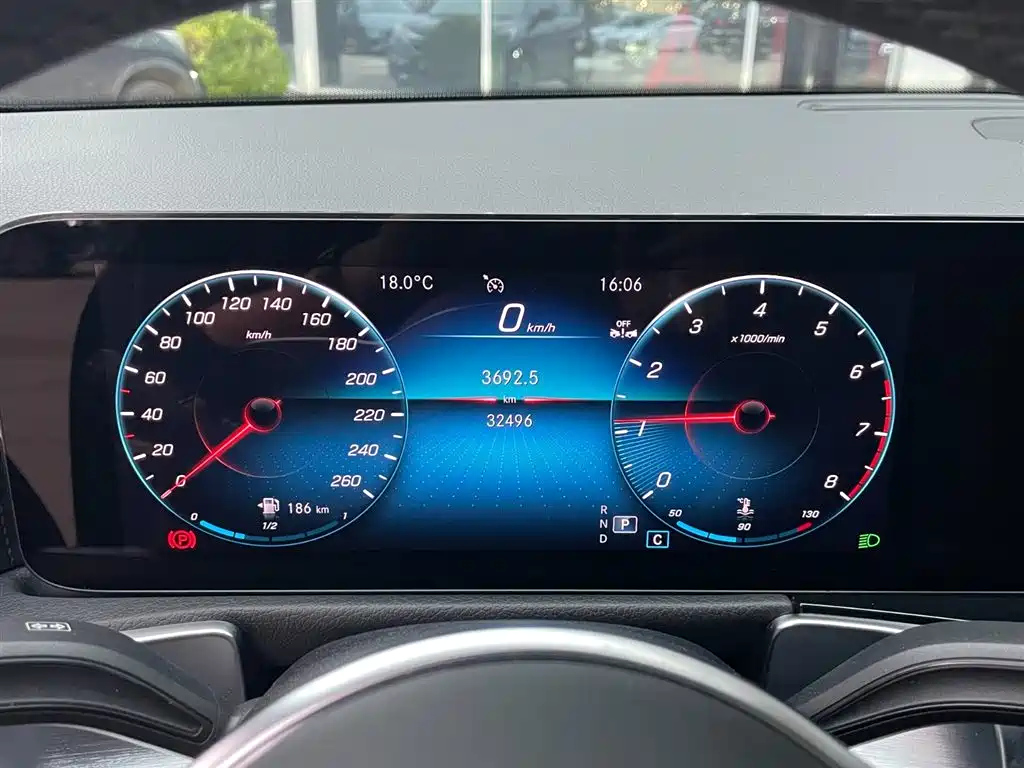 MERCEDES BENZ GLB 2023