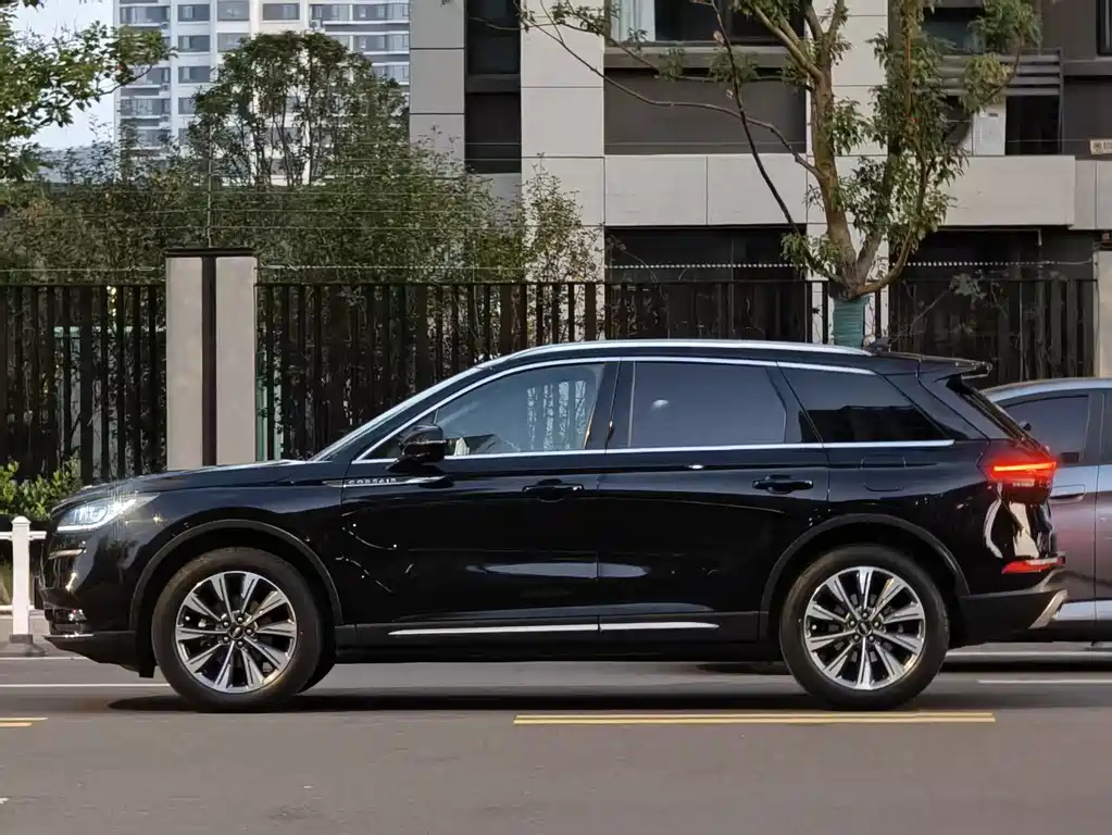LINCOLN ADVENTURER 2021