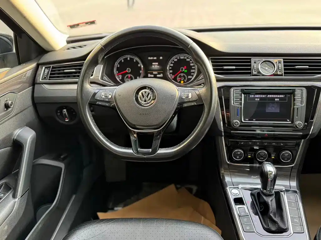 VOLKSWAGEN PASSAT 2018
