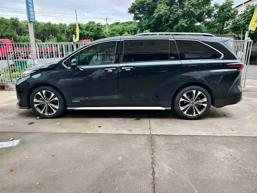 TOYOTA GRANVIA 2023
