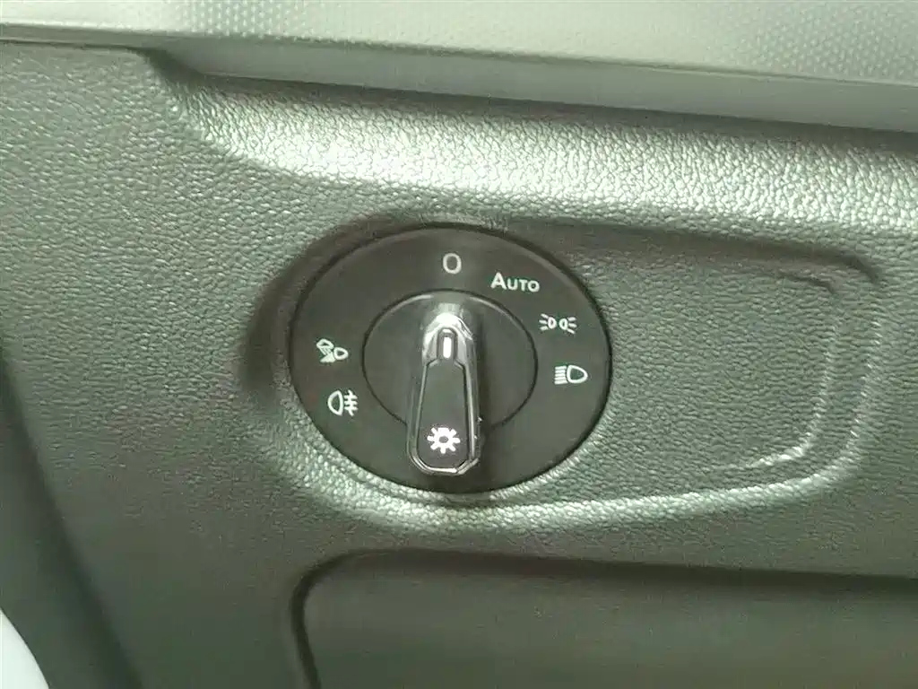 VOLKSWAGEN PASSAT 2024