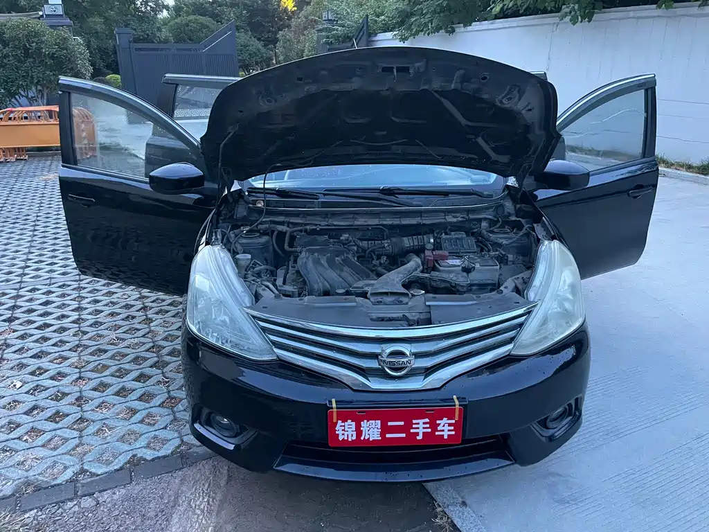 NISSAN LIVINA 2013