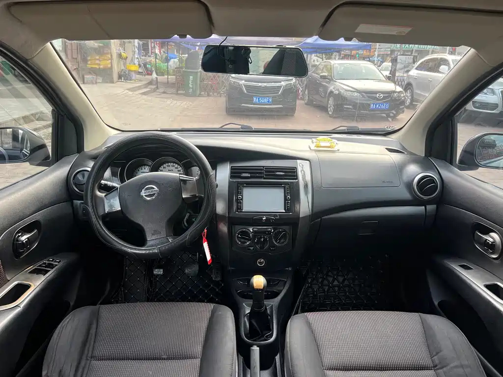 NISSAN LIVINA 2010