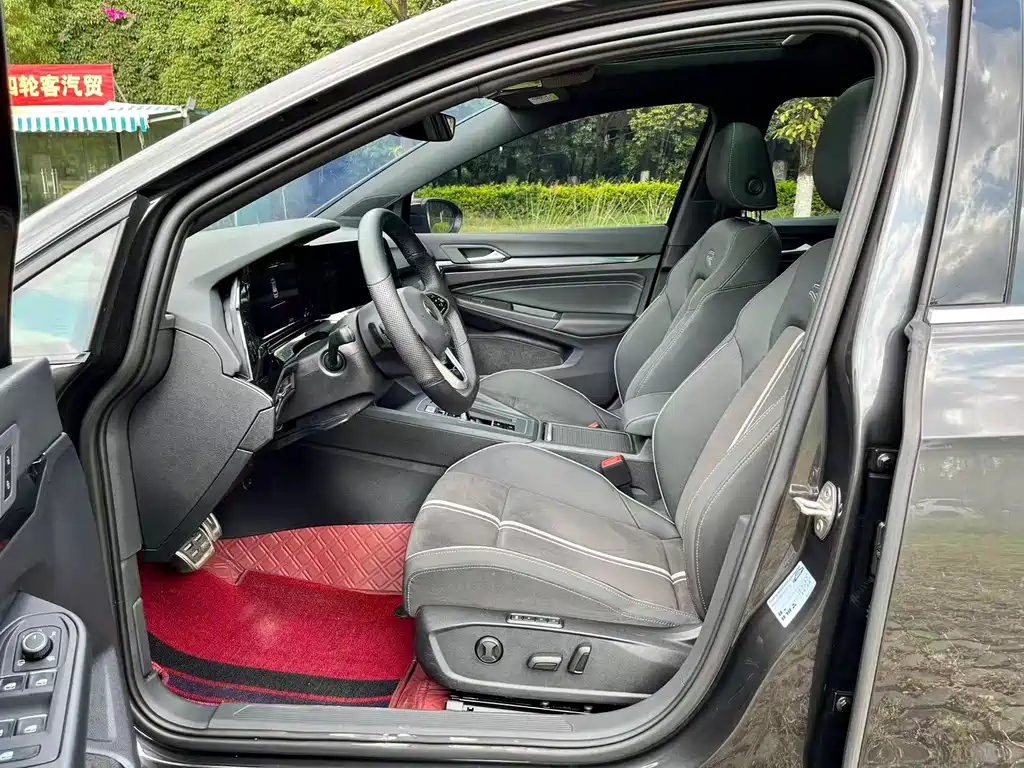 VOLKSWAGEN GOLF 2023