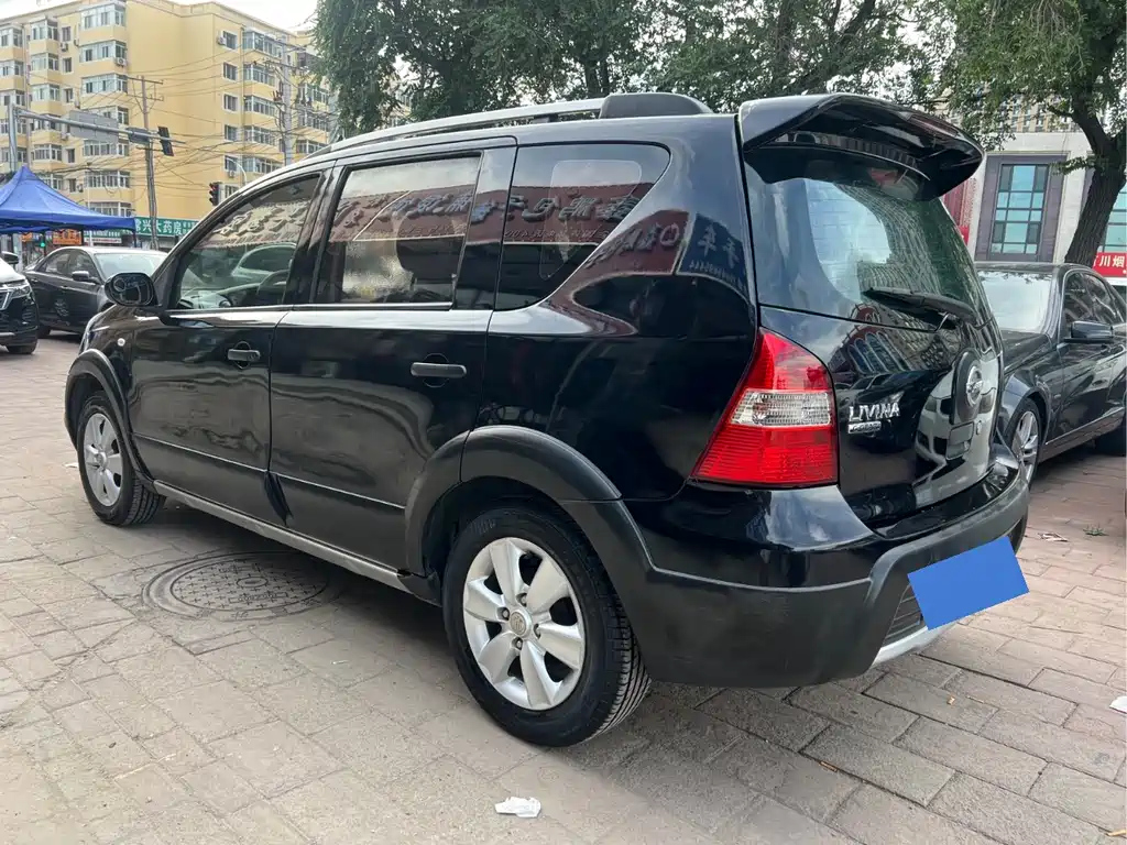 NISSAN LIVINA 2010