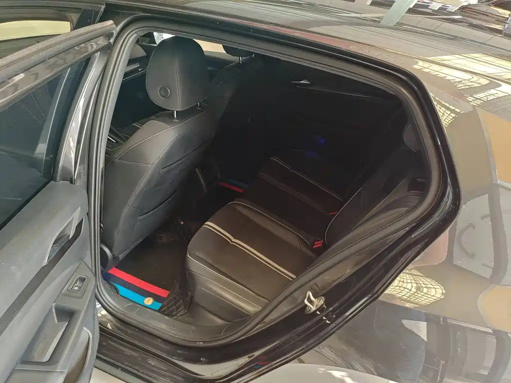 VOLKSWAGEN GOLF 2022