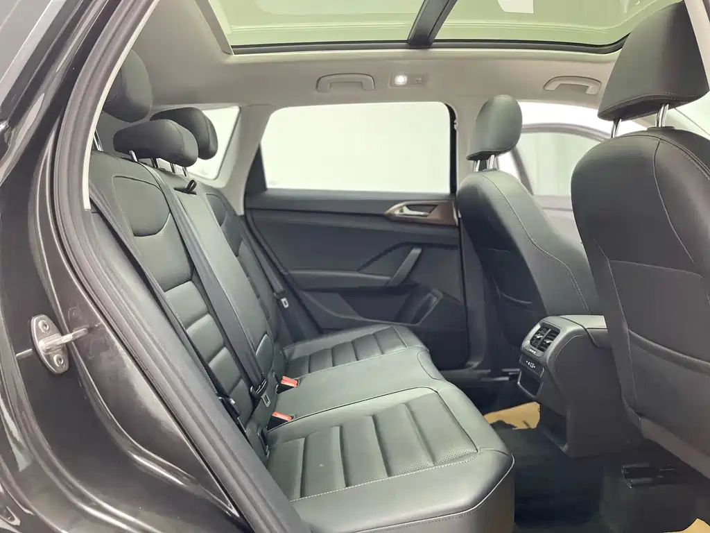 VOLKSWAGEN THARU 2022