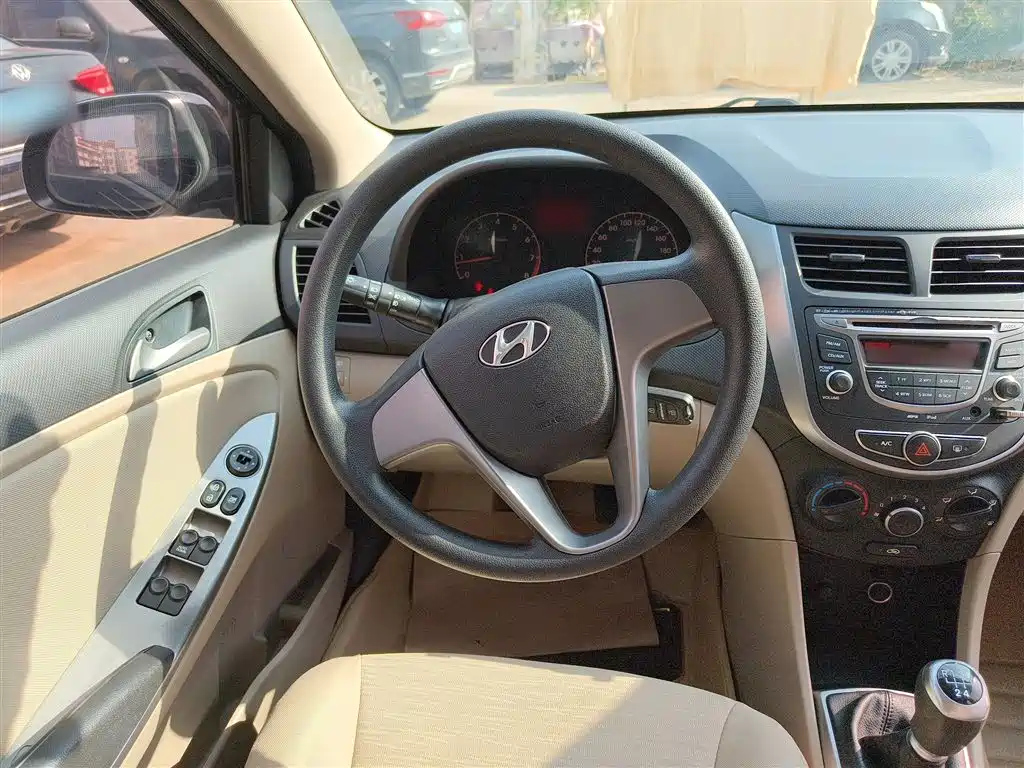 HYUNDAI SOLARIS 2016