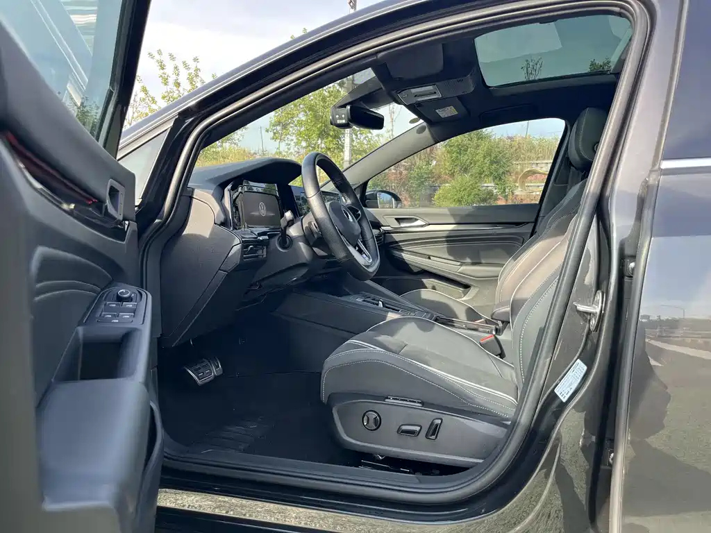 VOLKSWAGEN GOLF 2022