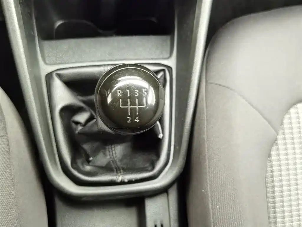 VOLKSWAGEN SANTANA 2016